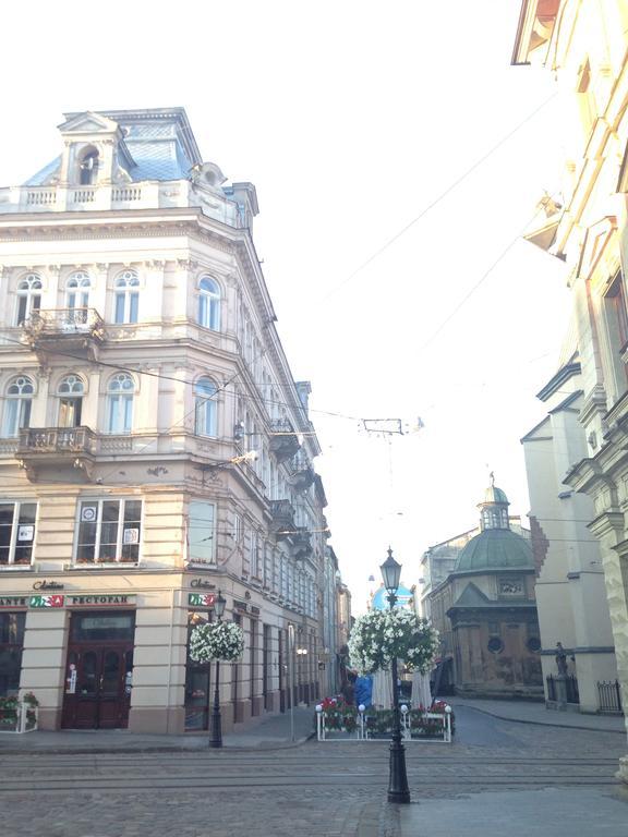 Magnificent Apartment On Halitska Lviv Exterior photo